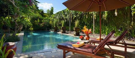 Piscina externa, funciona das 7h às 22h, guarda-sóis, espreguiçadeiras