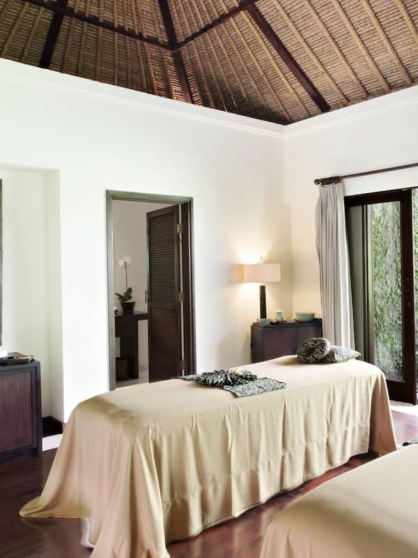 Couples treatment rooms, body treatments, hot stone massages, body wraps