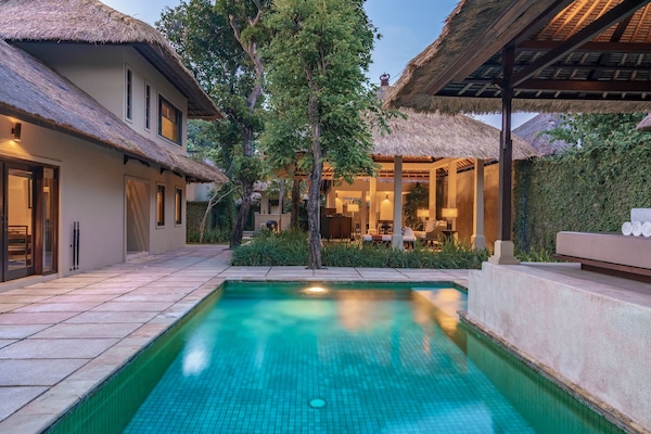 Villa, 2 Bedrooms, Private Pool | Peralatan tempat tidur premium, bar mini percuma, peti besi dalam bilik