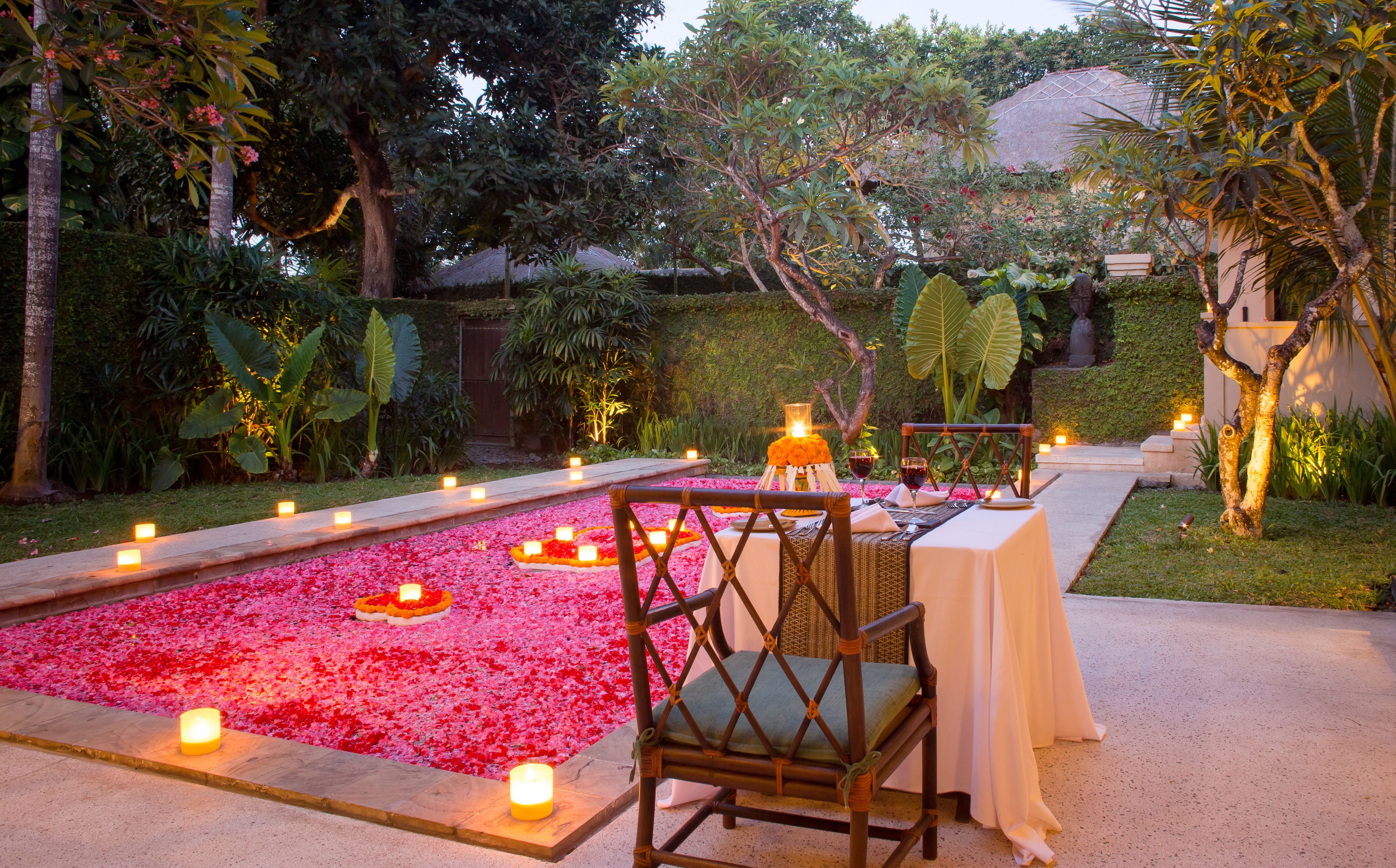 2 restaurants, breakfast, lunch, dinner served; Indonesian cuisine 