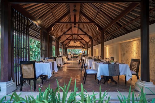 2 ristoranti, aperti a colazione, a pranzo e a cena, cucina indonesiana