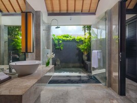 Royal Villa, 3 Bedrooms | Desk, iron/ironing board, free cribs/infant beds, rollaway beds