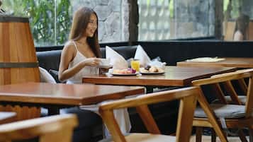 Frühstück, Mittagessen, Abendessen, Blick auf den Pool