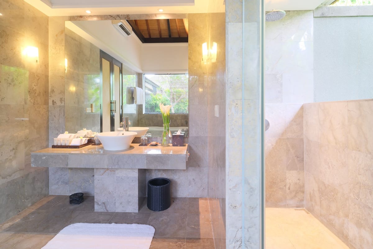 Separate tub and shower, eco-friendly toiletries, hair dryer, bathrobes