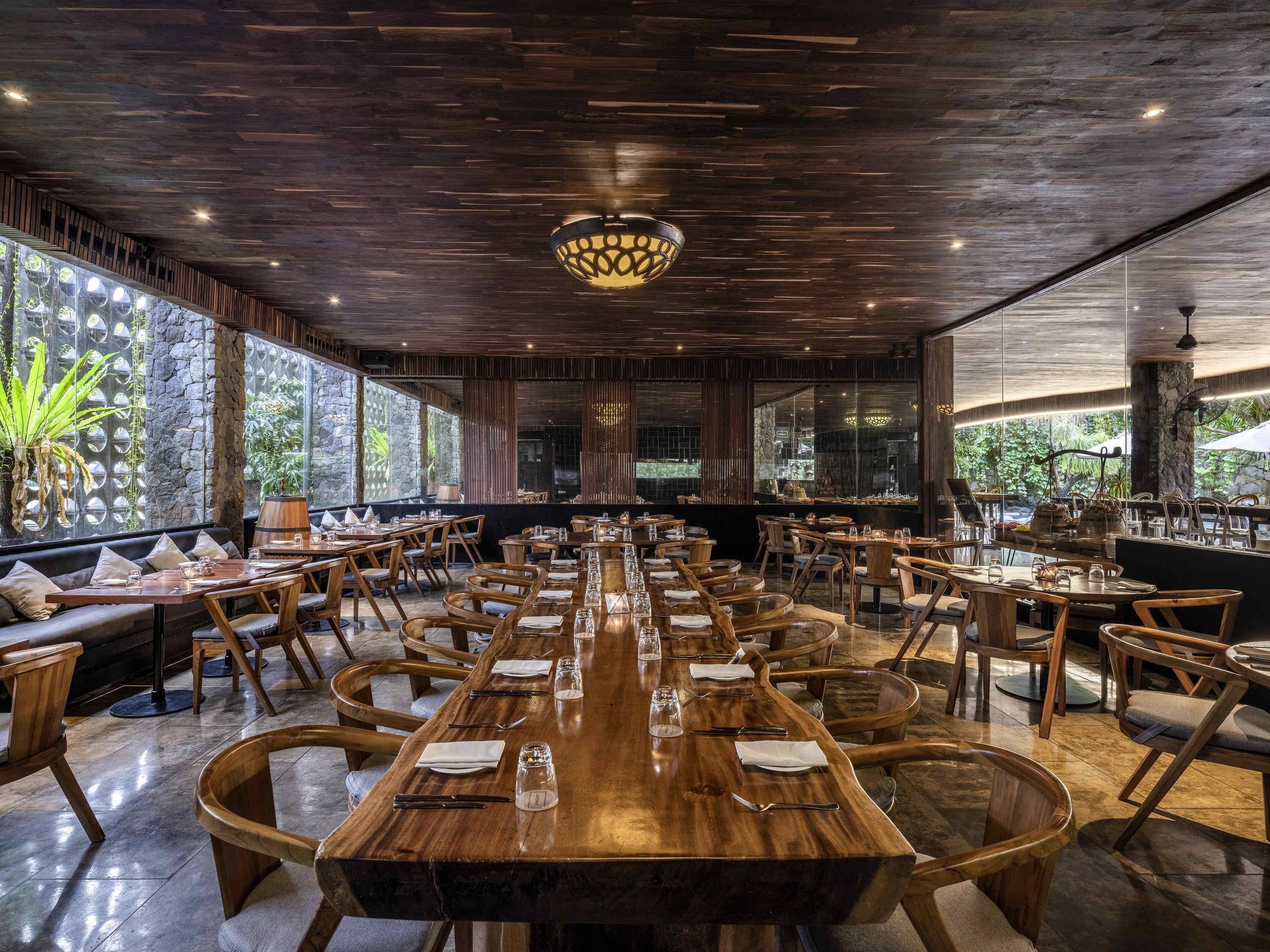 Serviço de café da manhã, almoço, jantar; vistas para a piscina