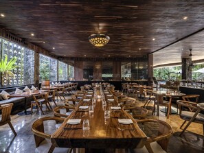 Frokost, lunsj og middag serveres, utsikt mot bassenget