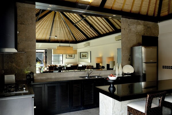 Kjøleskap, mikrobølgeovn, kokeplater og kaffetrakter/tekoker