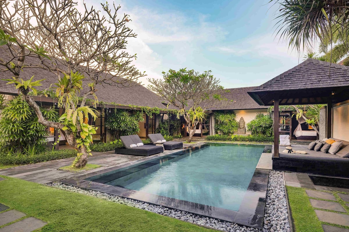 Presidential Villa, 4 Bedrooms | 1 bedroom, desk, iron/ironing board, free cribs/infant beds