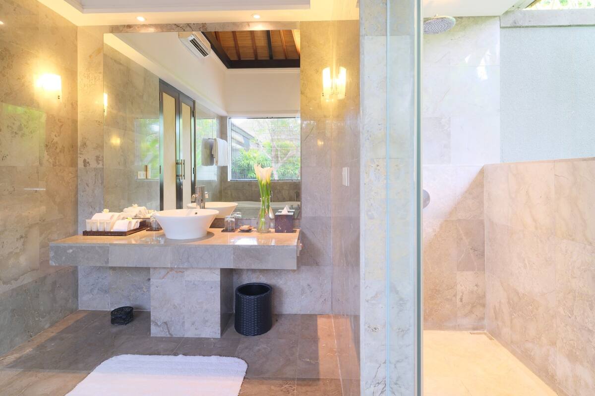 Separate bathtub and shower, eco-friendly toiletries, hair dryer