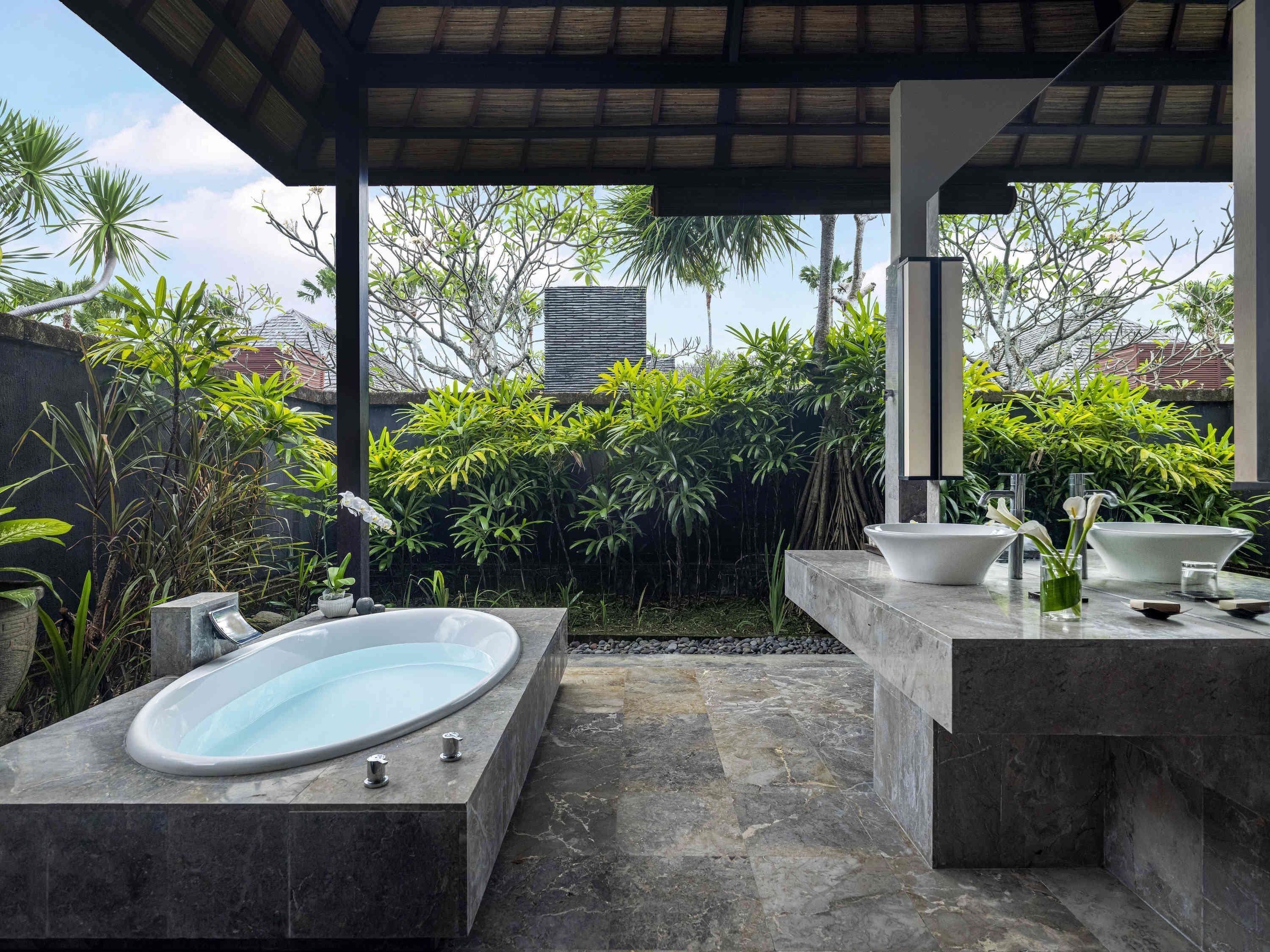 Baignoire et douche séparées, articles de toilette écologiques