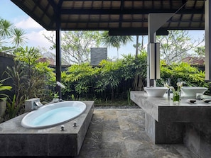 Separate tub and shower, eco-friendly toiletries, hair dryer, bathrobes - Peppers Seminyak (Seminyak)