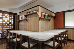 供应早餐、午餐和晚餐，日本菜