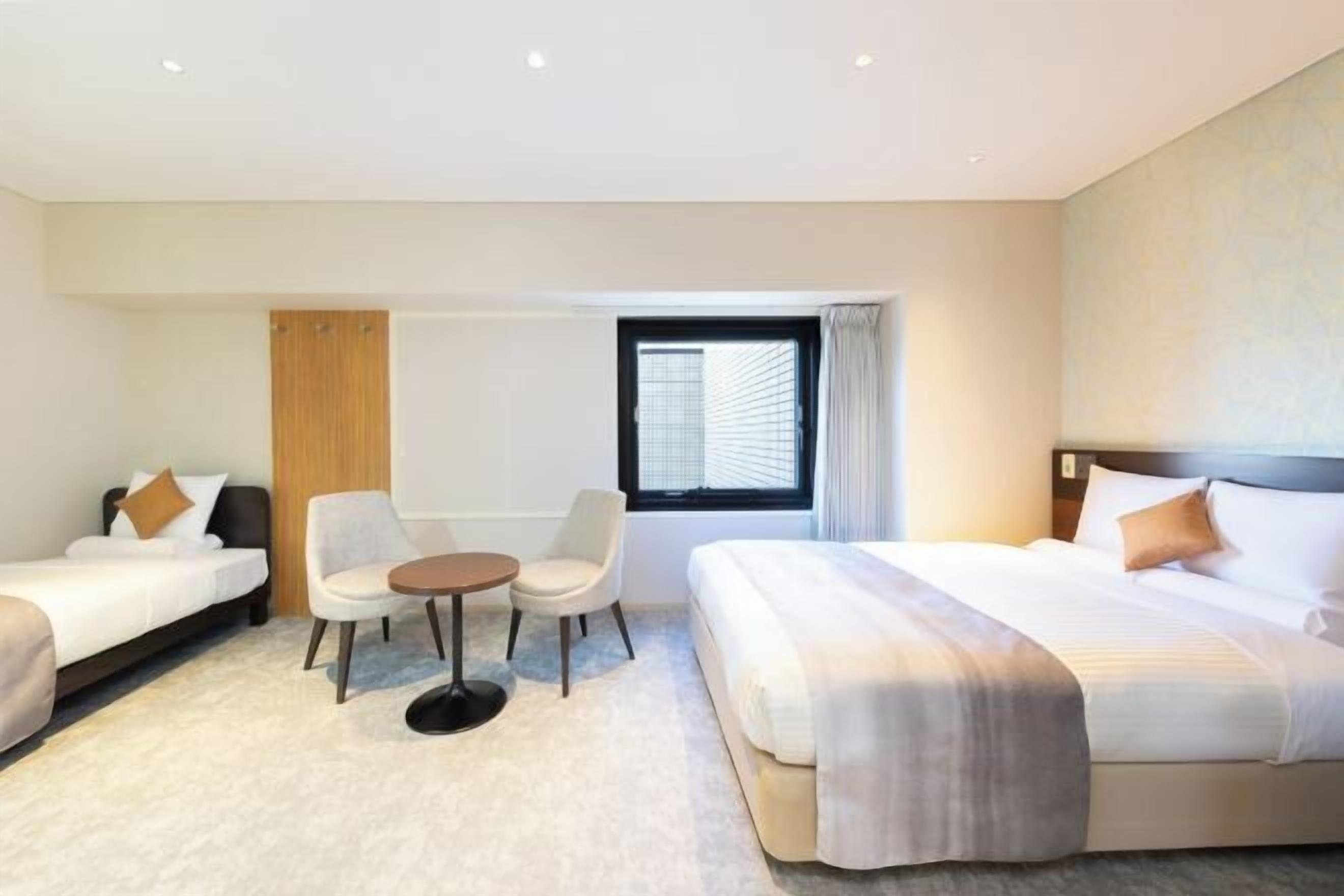 Escrivaninha, cortinas blackout, Wi-Fi de cortesia, roupa de cama