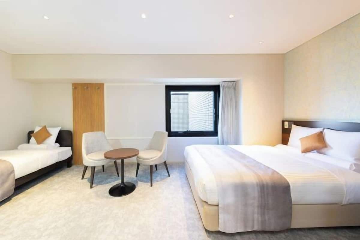 Escrivaninha, cortinas blackout, Wi-Fi de cortesia, roupa de cama