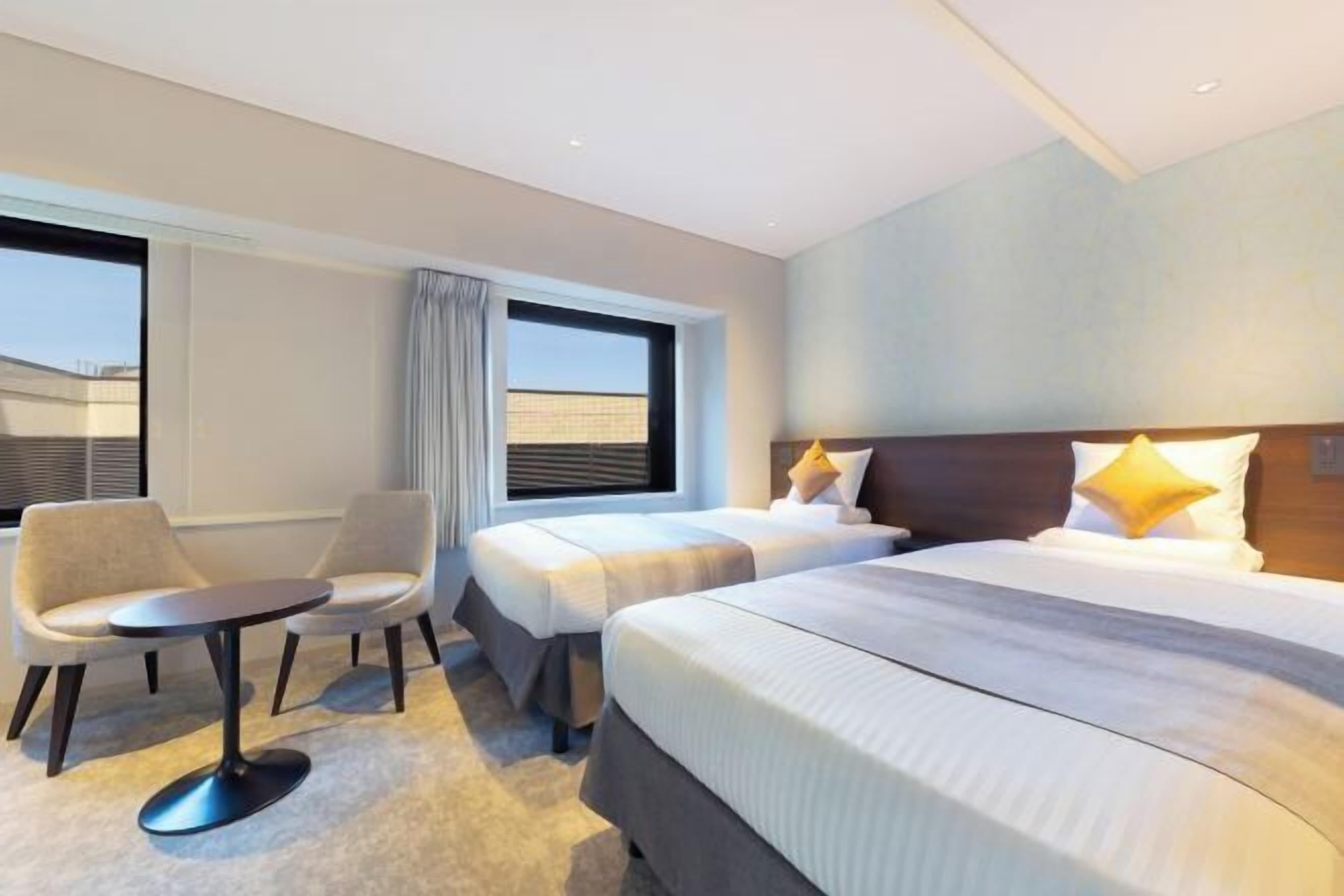 Escrivaninha, cortinas blackout, Wi-Fi de cortesia, roupa de cama