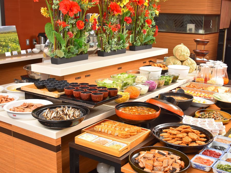Daily buffet breakfast (JPY 2000 per person)