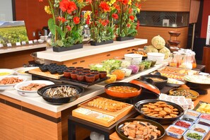 Daily buffet breakfast (JPY 2000 per person) - Art Hotel Niigata Station (Niigata)