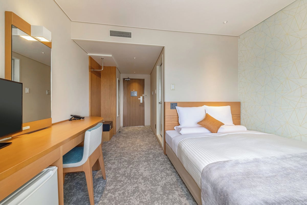 Desk, blackout curtains, free WiFi, bed sheets