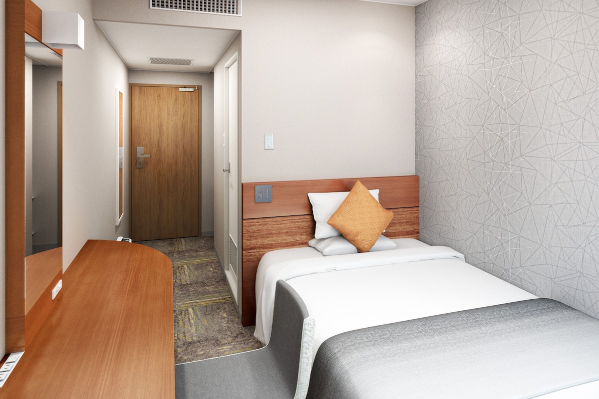 Desk, blackout curtains, free WiFi, bed sheets