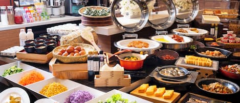 Daily buffet breakfast (JPY 2000 per person)