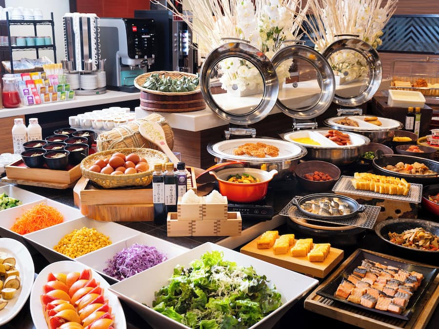 Daily buffet breakfast (JPY 2000 per person)