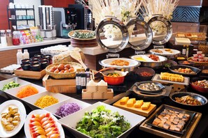 A buffet with various food items and beverages. - Art Hotel Niigata Station (Niigata)