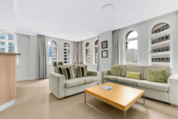 Two Bedroom Apartment Queen/Queen | Living area