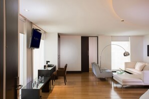 Executive Suite, 1 King Bed | Egyptian cotton sheets, premium bedding, down comforters, in-room safe - Le Parc Hotel, Beyond Stars (Quito)
