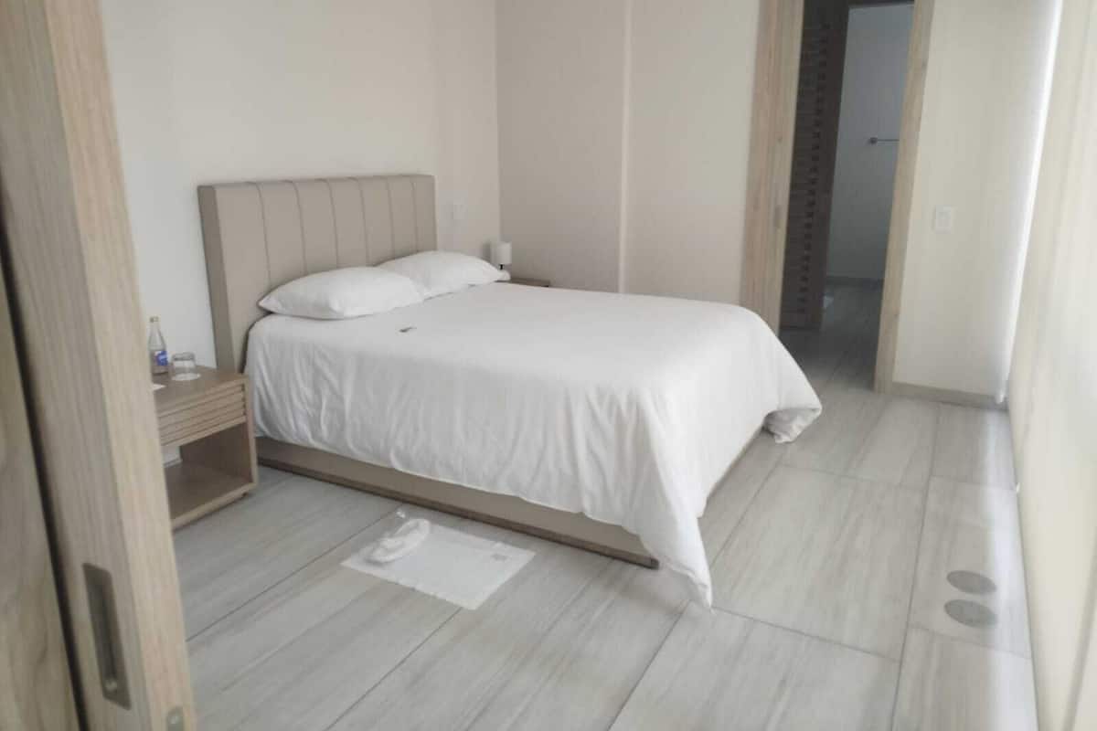 Luksusleilighet, 1 soverom, rengjøring, byutsikt | Sengetøy i egyptisk bomull, sengetøy av topp kvalitet og dundyner