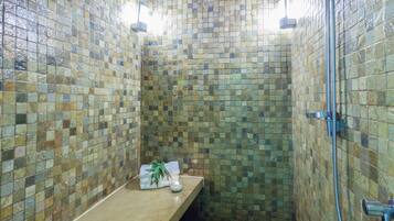 Couples treatment rooms, sauna, steam room, body treatments