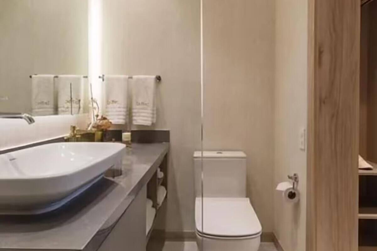 luxury apartment, 1 bedroom, housekeeping, city view | bathroom | free toiletries, hair dryer, bathrobes, slippers