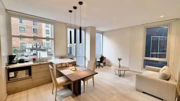 Appartamento Luxury, 1 camera da letto, servizio di pulizie disponibile, vista città | Area soggiorno | TV a schermo piatto 55 pollici con canali digitali, TV