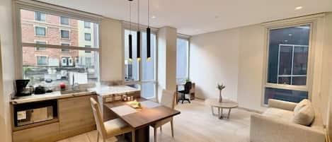 Apartemen Mewah, 1 kamar tidur, Pembersihan Kamar, pemandangan kota | Area keluarga | Televisi layar datar 55-inci dengan saluran TV digital dan TV