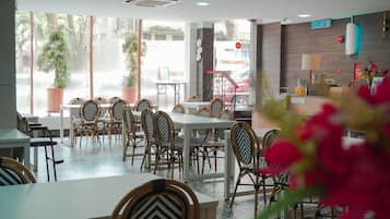 2 restaurants, breakfast, lunch, dinner served; Malaysian cuisine