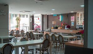 2 restaurants, serveren ontbijt, lunch, diner, Maleisische gerechten