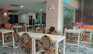 2 restaurants; breakfast, lunch, and dinner served - Hotel Sandakan (Sandakan)