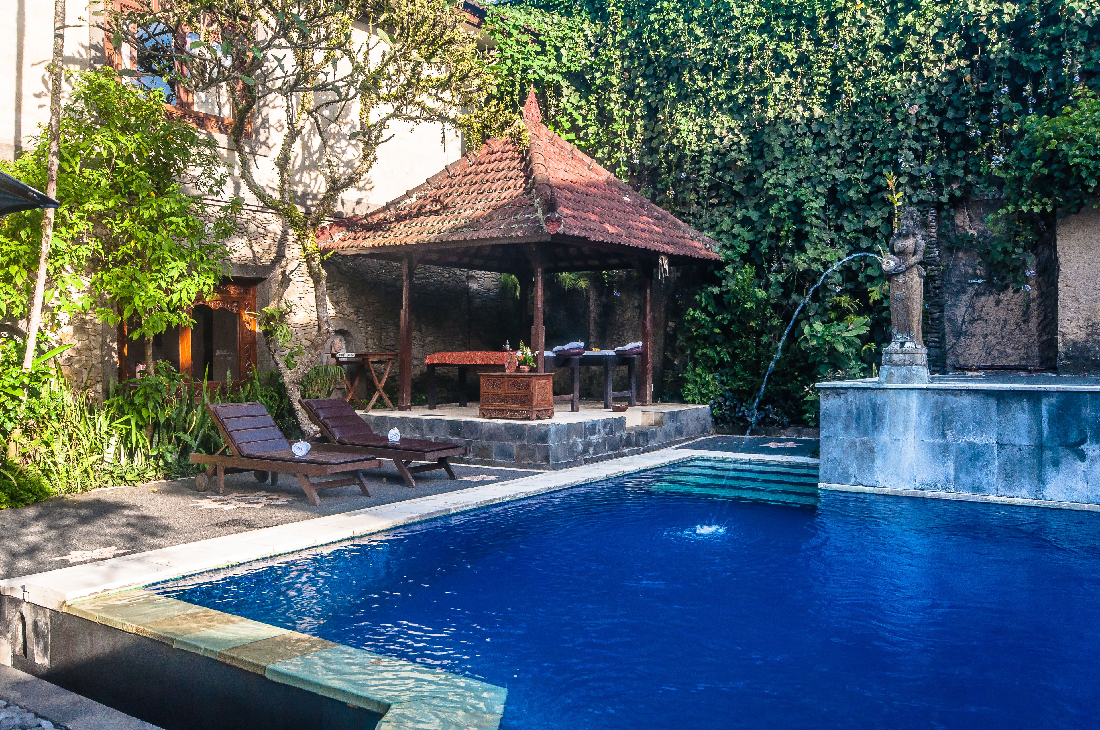Una piscina al aire libre, tumbonas