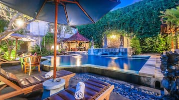 Utomhuspool och solstolar