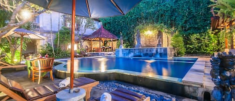 Piscina externa, espreguiçadeiras