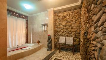 Ducha y bañera combinadas y bañera profunda
