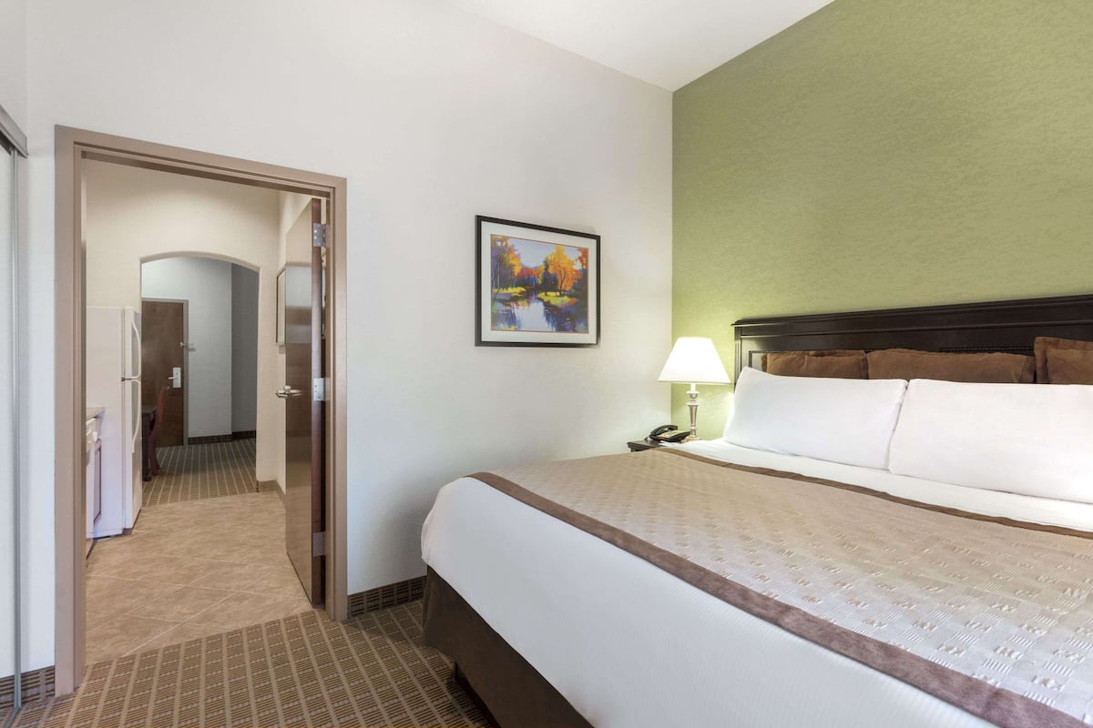 1 bedroom, premium bedding, in-room safe, desk