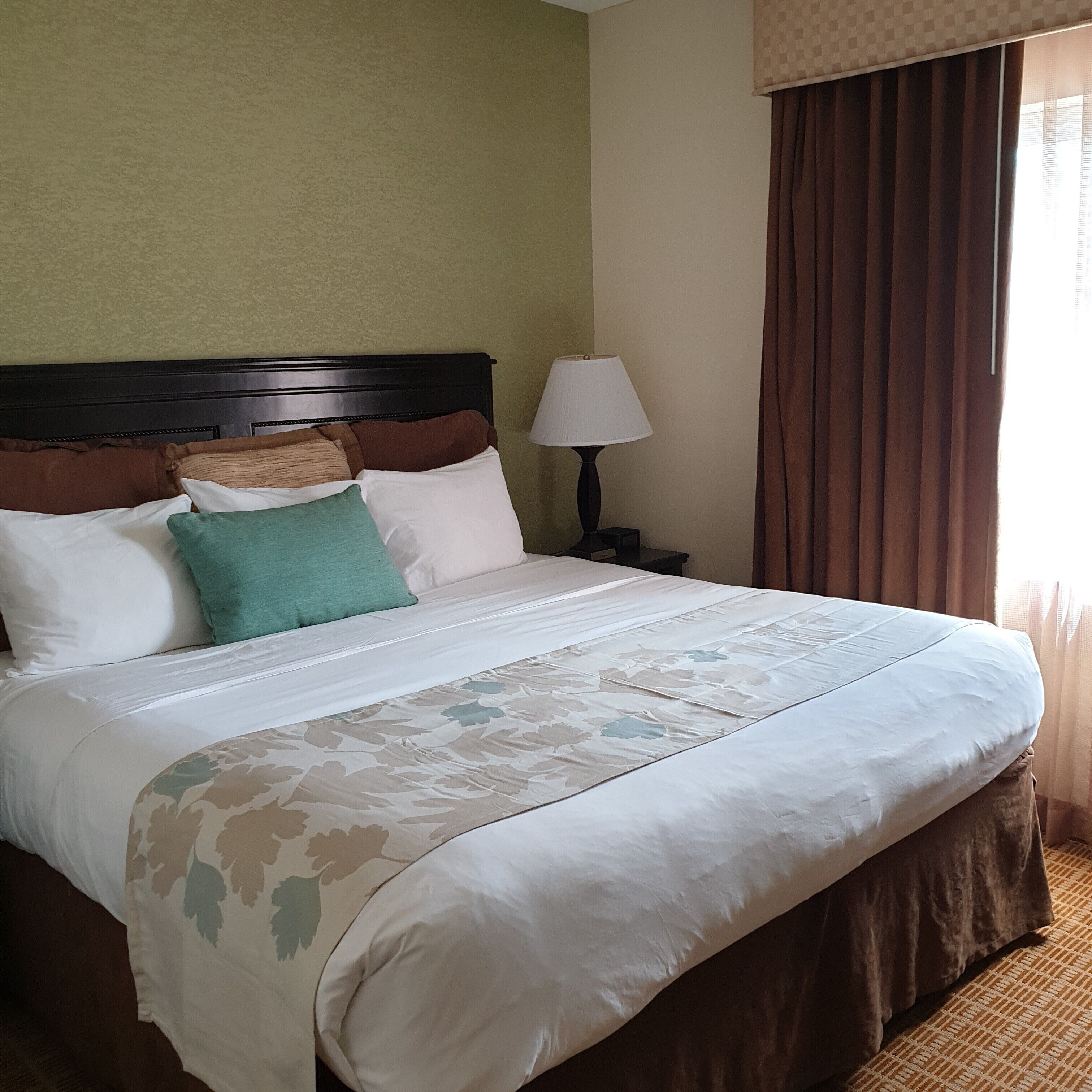 premium bedding, in-room safe, desk, laptop workspace