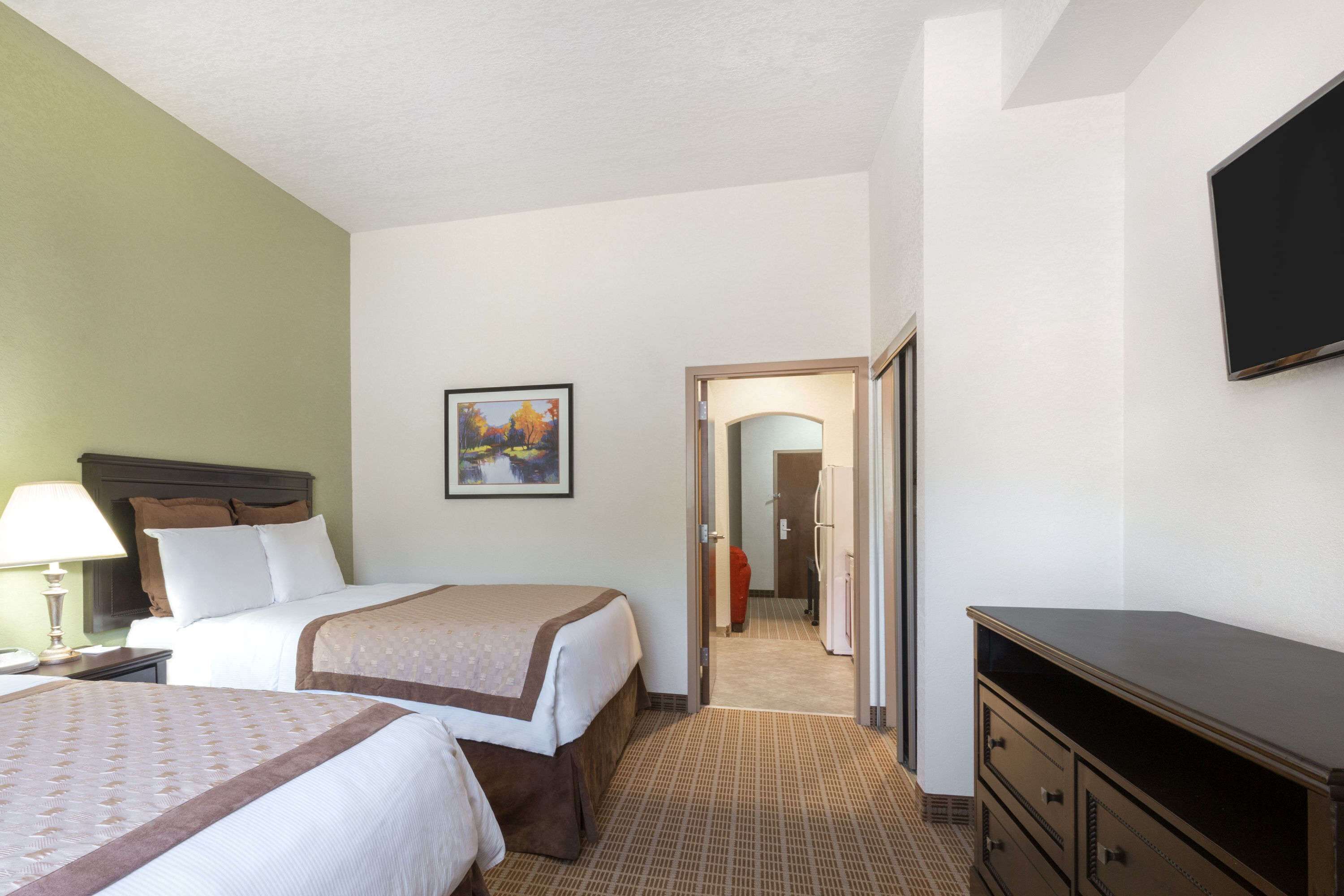 1 makuuhuone, ylelliset vuodevaatteet, tallelokero huoneessa, työpöytä