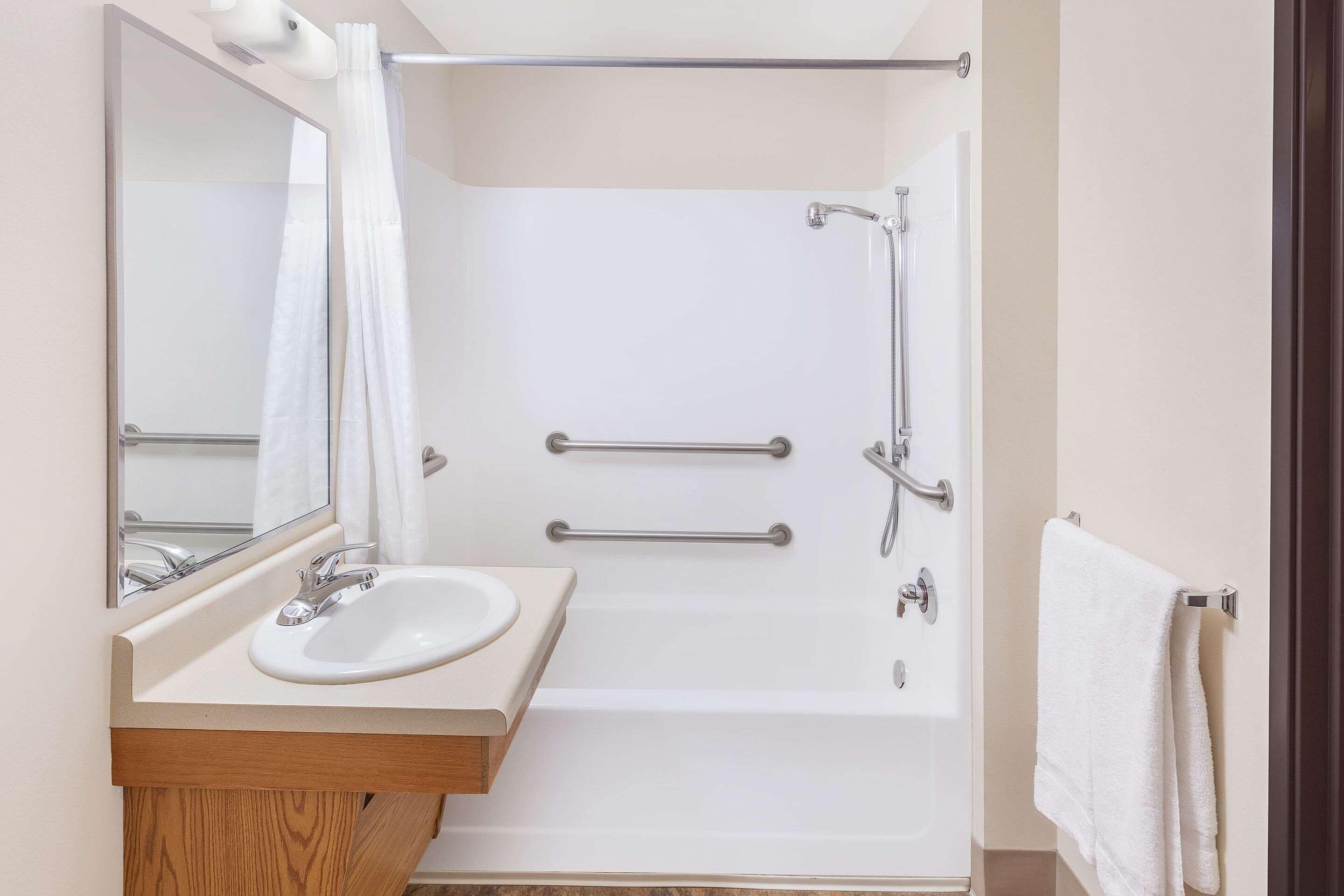 Combined shower/bathtub, hair dryer, towels