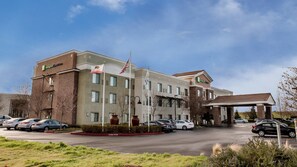 A Holiday Inn Express hotel with a parking lot and a covered entrance. - Holiday Inn Express Hotel & Suites Lincoln by IHG (Lincoln)