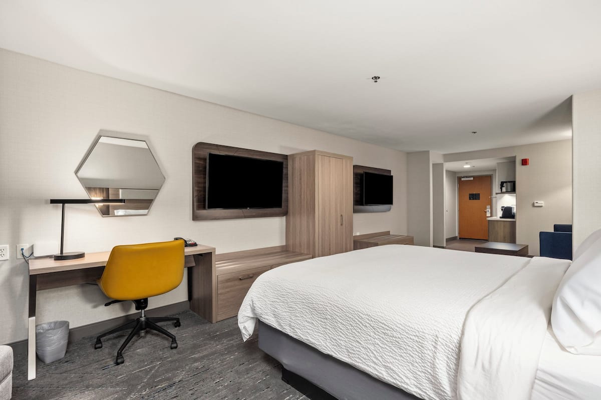 Suite, 1 King-Bett (Extra Floor Space) | Schreibtisch, Bügeleisen/Bügelbrett, kostenloses WLAN, Bettwäsche