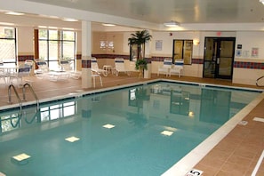 Indoor pool - Hampton Inn & Suites Dayton-Airport (Englewood)