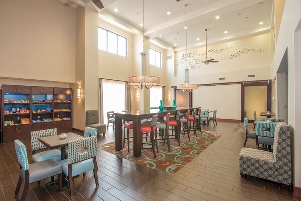 Lobby - Hampton Inn & Suites Dayton-Airport (Englewood)