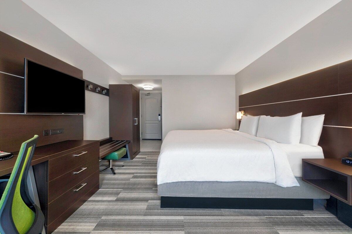 Premium bedding, in-room safe, desk, blackout curtains