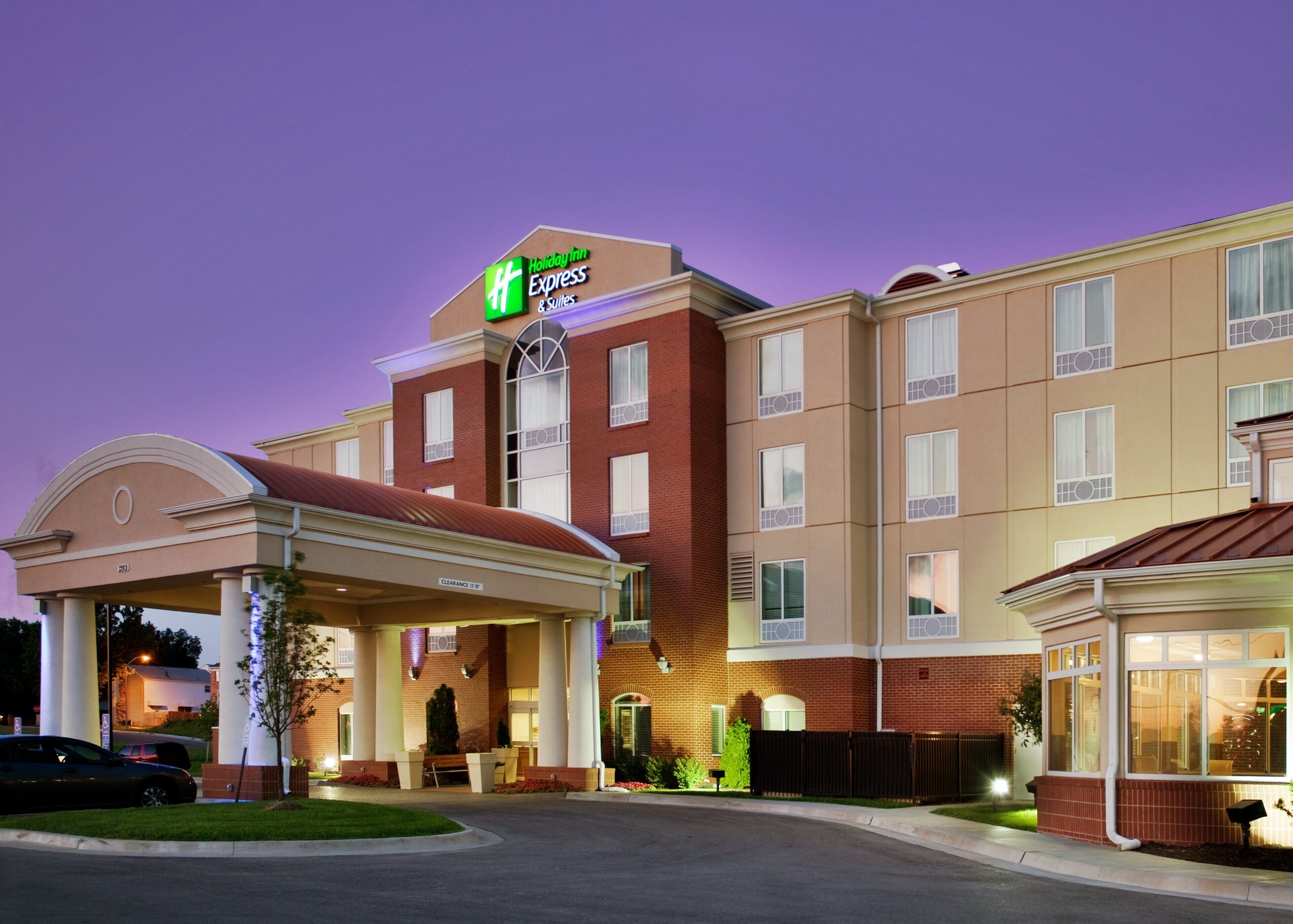 Un hôtel Holiday Inn Express doté d’une entrée abritée, de nombreuses fenêtres et d’une façade en briques.